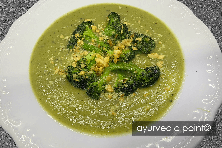 Crema di broccoli e porro allo zenzero e nocciole | Ayurvedic Point©