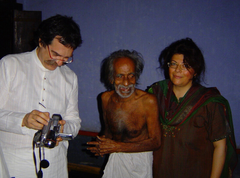 Il Visha Vaidya dr. Nambooodiri con il dr. Morandi e Carmen Tosto