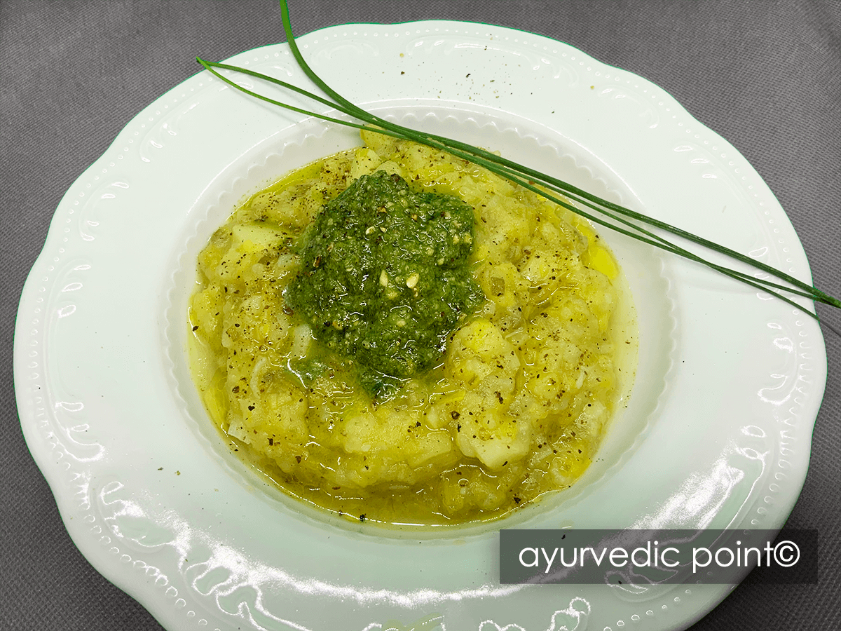 Zuppa di porro e patate al pesto di aromatiche - ricetta ayurvedica vegetariana | Ayurvedic Point©, Milano