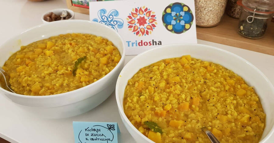 Kichadi di zucca e lenticchie piatto ayurvedico tridoshico