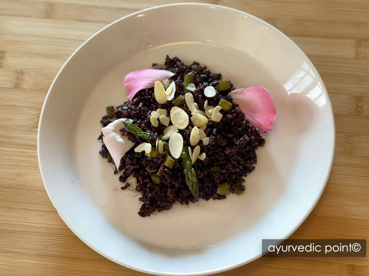 Riso venere con asparagi profumato alla rosa - ricetta ayurvedica vegetariana di maggio | Ayurvedic Pont©, Milano