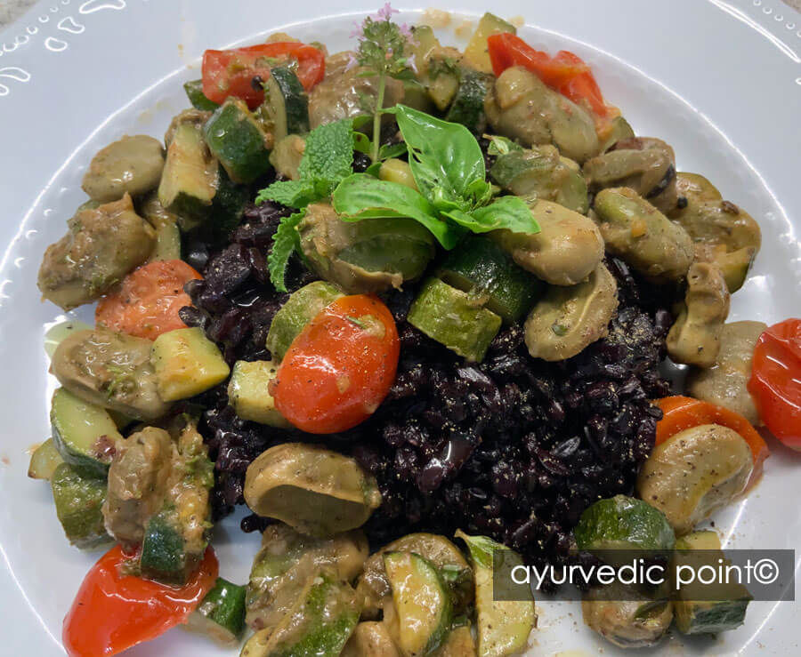 Riso venere con fave, zucchine e pomodorini | Ayurvedic Point©, Milano