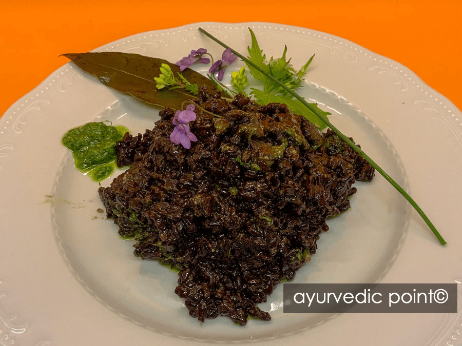 Riso Venere Al Pesto Di Erbe Fini - Ricetta Vegetariana Ayurvedica di Aprile | Ayurvedic Point©, Milano