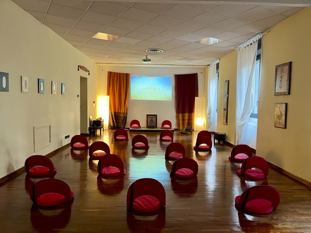 Interno della sala Pṛthivī con parquet e luce naturale