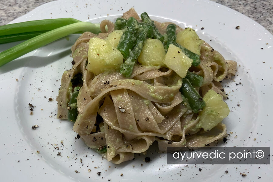 Tagliolini con pesto di cipollotto e sedano | Ricetta ayurvedica vegetariana, Ayurvedic Point©, Milano