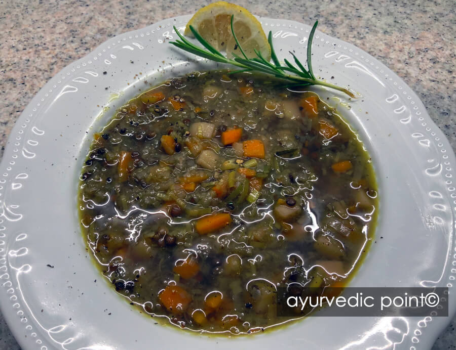 Zuppa di porro e lenticchie Beluga al profumo di zenzero, limone e rosmarino | Ayurvedic Point©, Milano