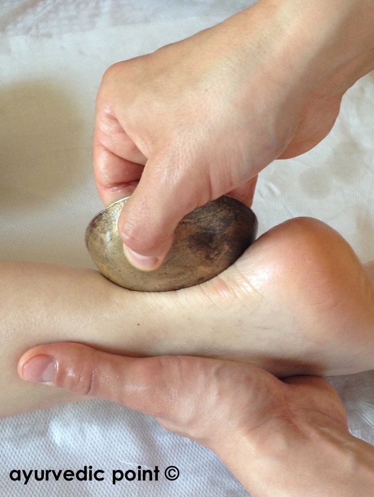 Kaash Bowl, trattamento ayurvedico ai piedi | Ayurvedic Point©, Milano