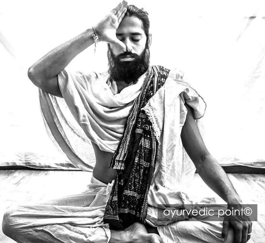 Uomo che pratica il Pranayama | Glossario ayurvedico - Ayurvedic Point©, Milano