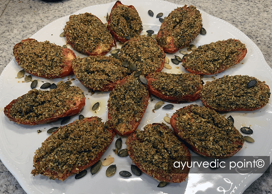 Pomodori gratinati ai semi di zucca e aromatiche | Ayurvedic Point©