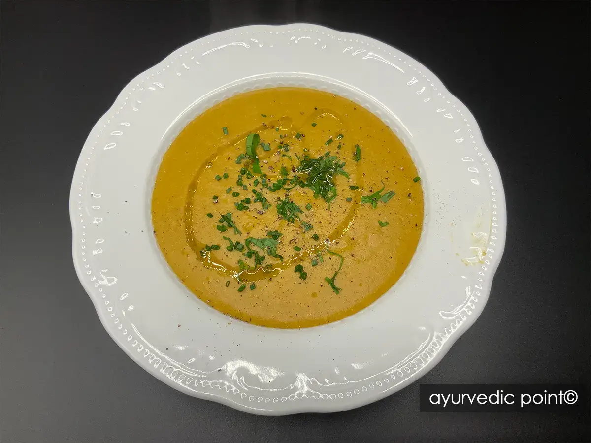 Vellutata di carote alle erbe aromatiche con erba cipollina, pepe nero e olio extravergine – ricetta ayurvedica primaverile